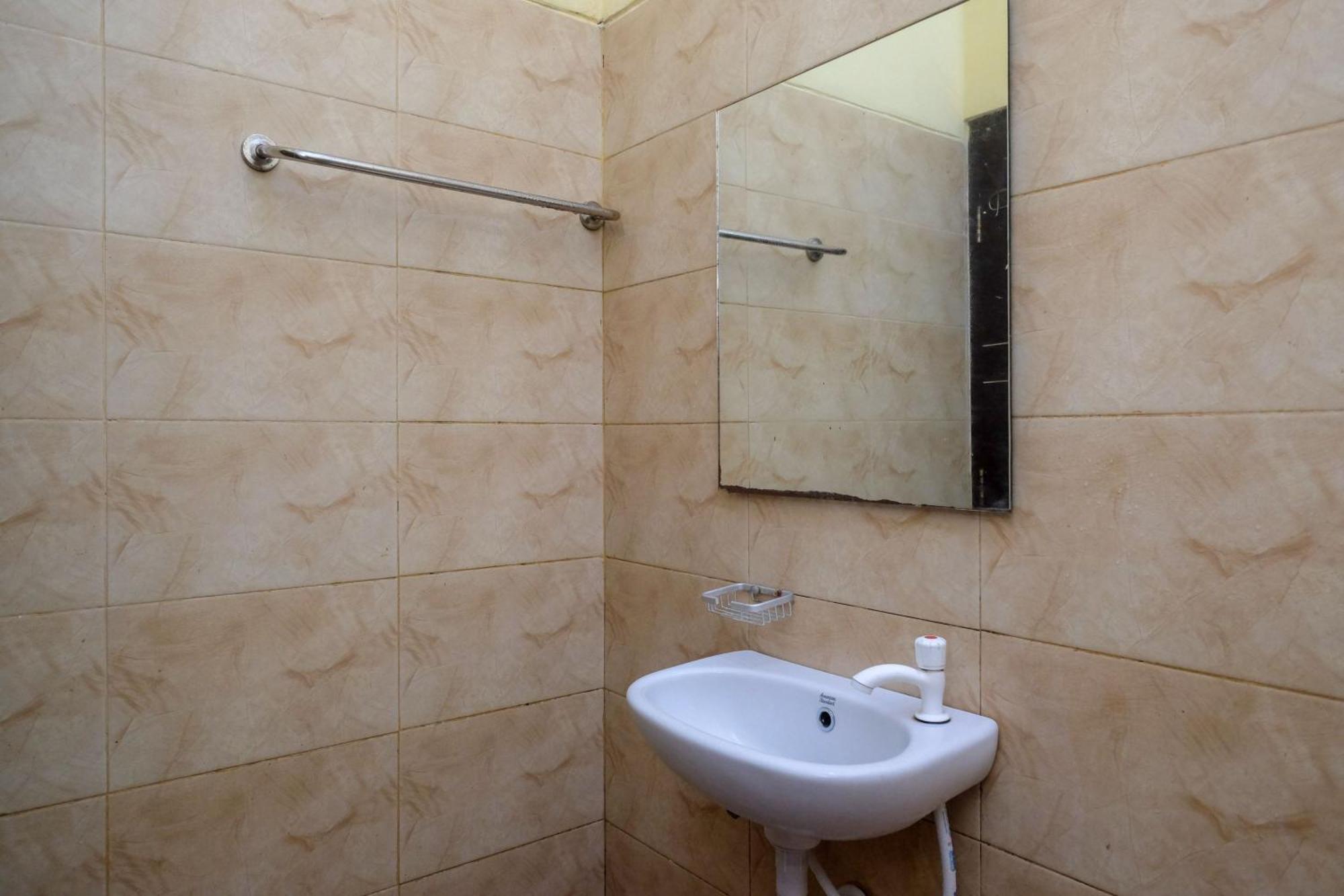 Hotel Reddoorz Near Taman Pantai Alam Indah Tegal (Central Java)